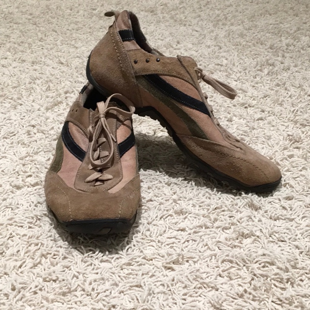 Sketchers sneakers